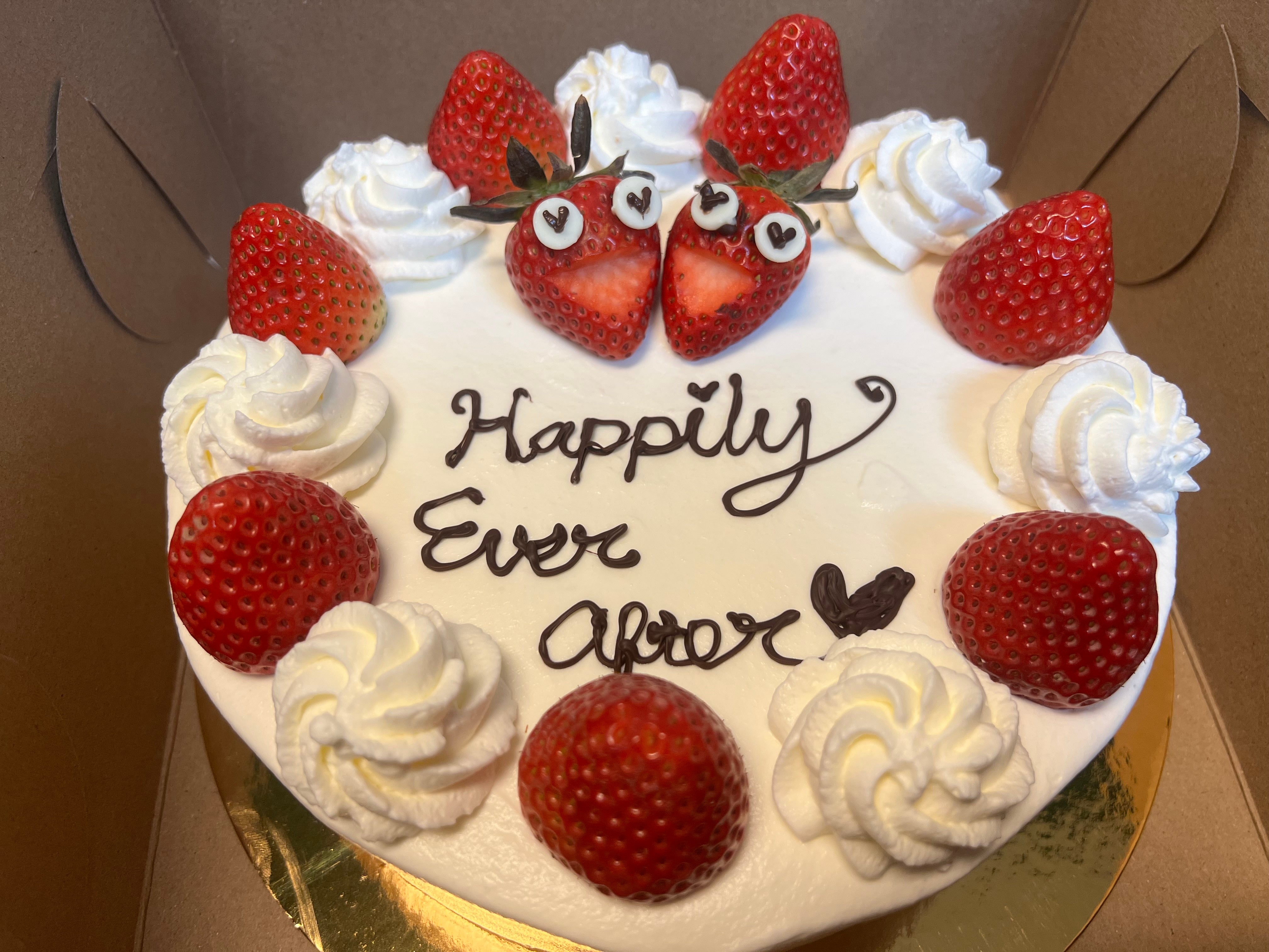 Whole Strawberry Shortcake / イチゴショートケーキ （ホール